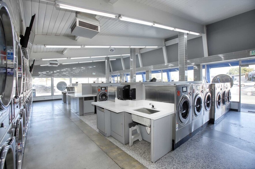 More Photos Of 10504 Victory Blvd, North Hollywood Freestanding For Sale