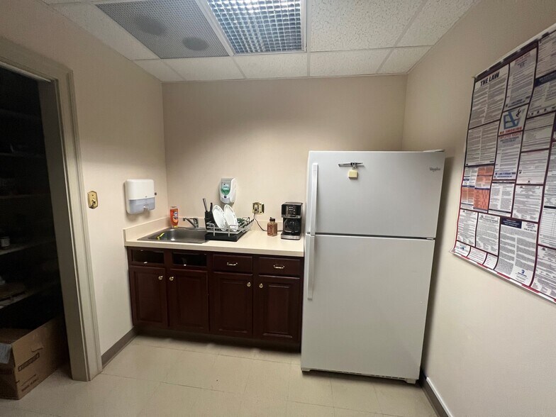 More Photos Of 100 Progress Dr, Doylestown Bank For Lease