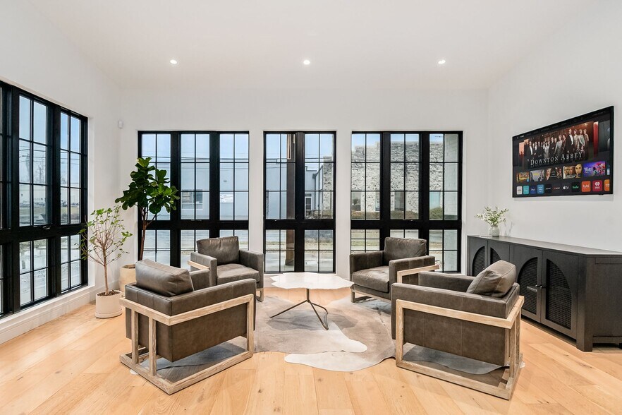 More Photos Of 1075 W 3rd Ave, Columbus Storefront Retail Office For Lease