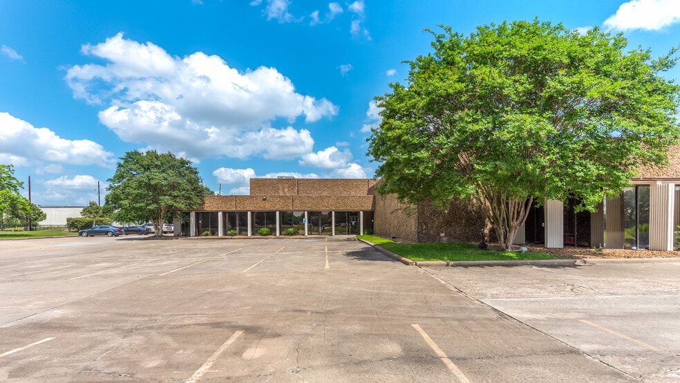 More Photos Of 7000-7070 Empire Central Dr, Houston Warehouse For Lease