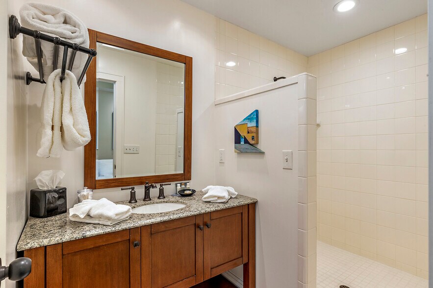 More Photos Of 240 E California St, Jacksonville Hotel For Sale