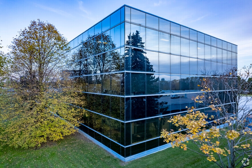 More Photos Of 100 Mural St, Richmond Hill Office For Sale