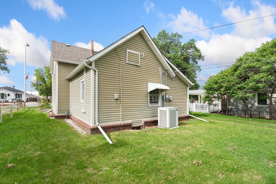 More Photos Of 609 Main St, Windsor Office For Sale