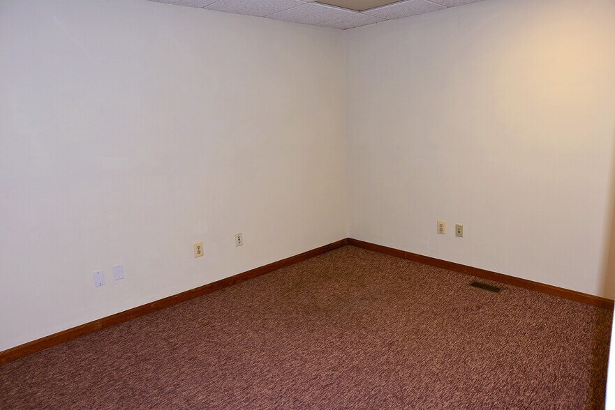 More Photos Of 9107 Industry Dr, Manassas Park Warehouse For Lease