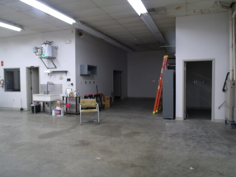 More Photos Of 411 Holmes St, Frankfort Light Distribution For Sale