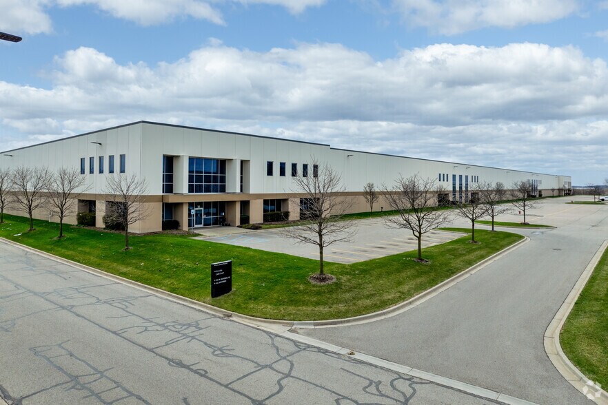 More Photos Of 315 W Silverbell Rd, Orion Warehouse For Lease