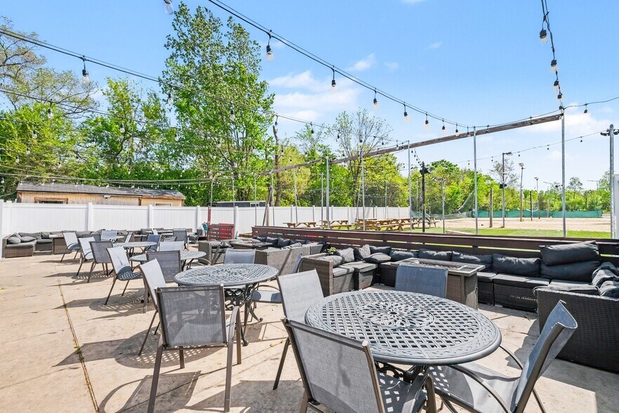 More Photos Of 5153 Fenton Rd, Flint Restaurant For Sale