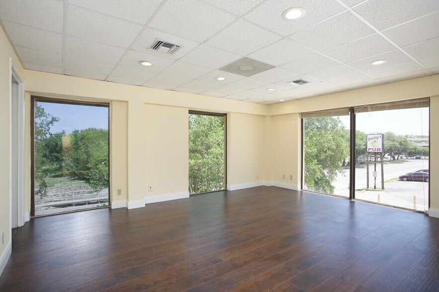 More Photos Of 4139 Gardendale St, San Antonio Office For Sale