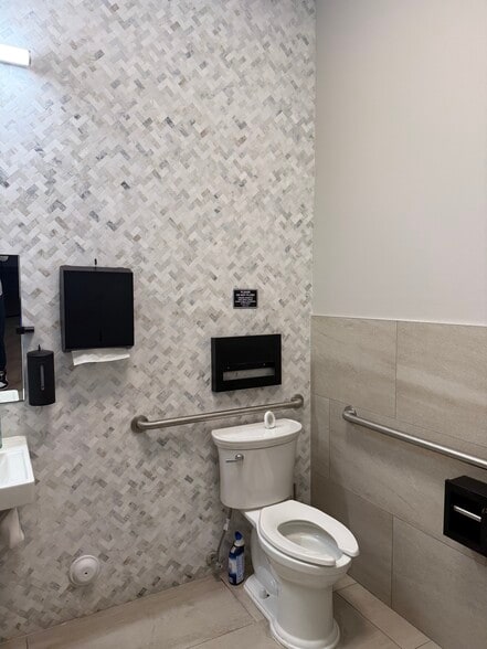 More Photos Of 215 Lincoln Rd, Miami Beach Storefront Retail Office For Lease