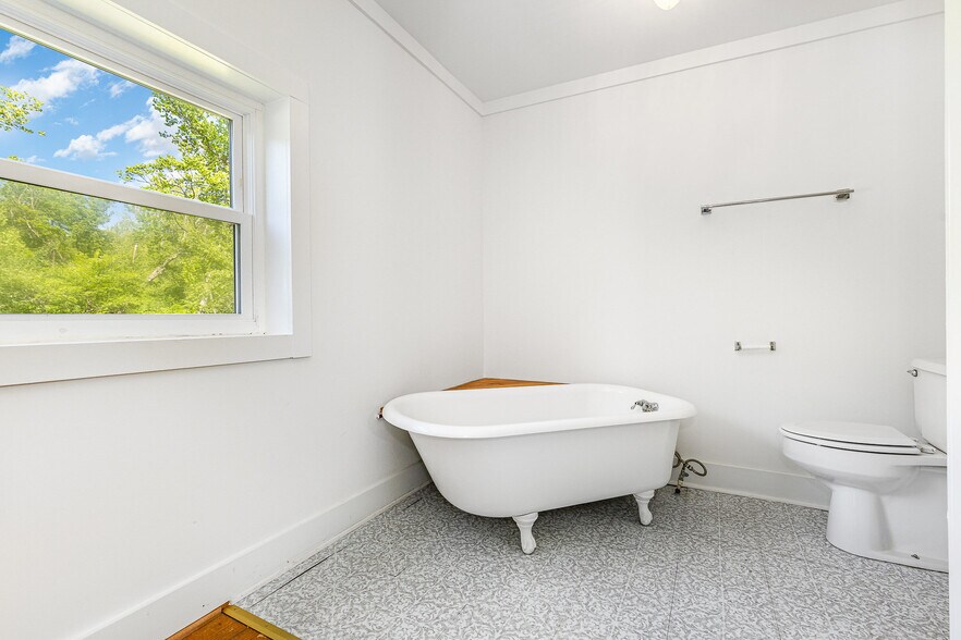 More Photos Of 6908 S Roxbury Mill Rd, Spotsylvania Flex For Sale