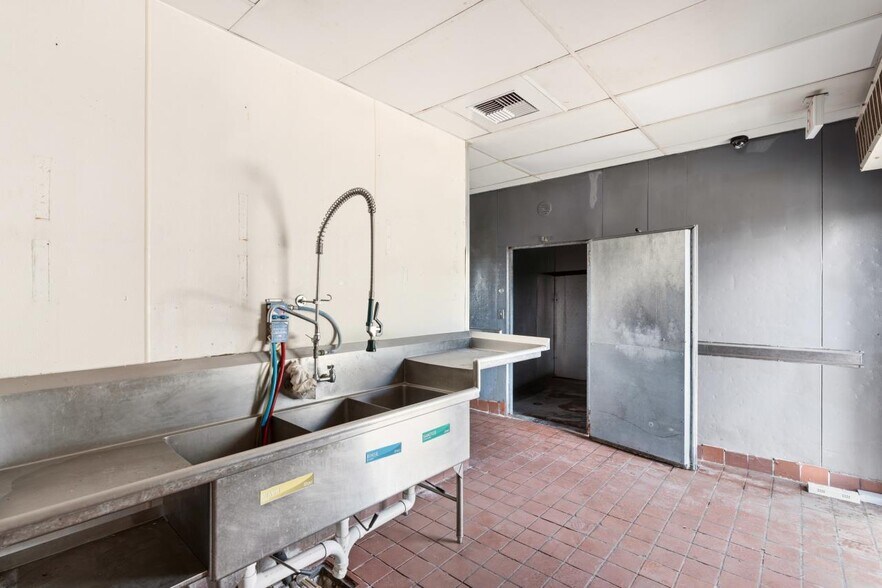 More Photos Of 1721 S Mechanic St, El Campo Fast Food For Sale