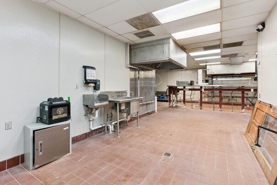 More Photos Of 1025 Magnolia Bluff Way SW, Darien Restaurant For Sale