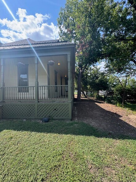 More Photos Of 612 S Rogers St, Waxahachie Office For Sale