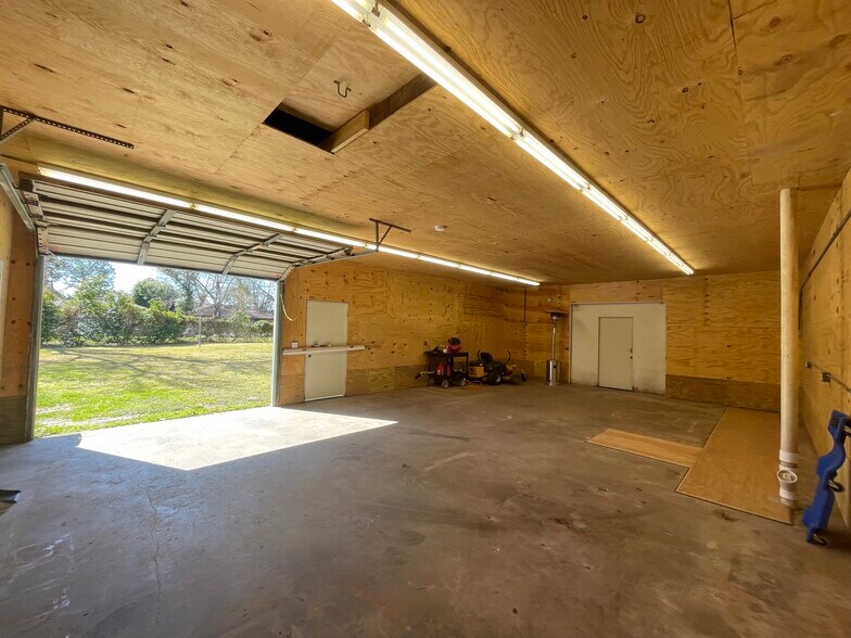 More Photos Of 1600 3rd Ave, La Marque Service For Lease