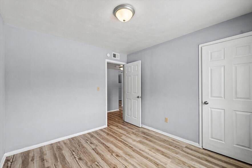 More Photos Of 1306 Silver St, Urbana Apartments For Sale