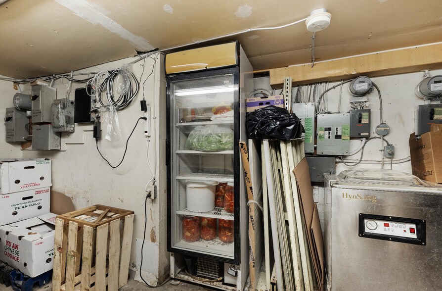 More Photos Of 676 Bloor St W, Toronto Storefront Retail Residential For Sale