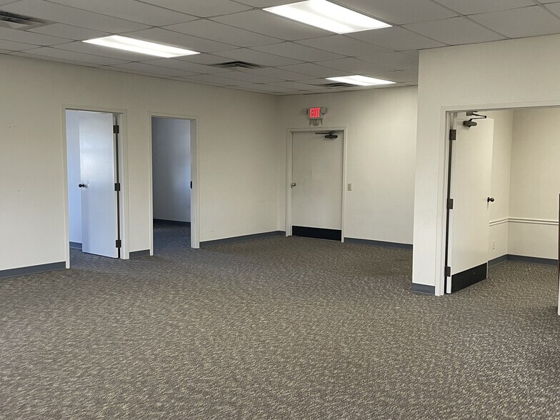 More Photos Of 8550 Bilstein Blvd, Hamilton Warehouse For Lease