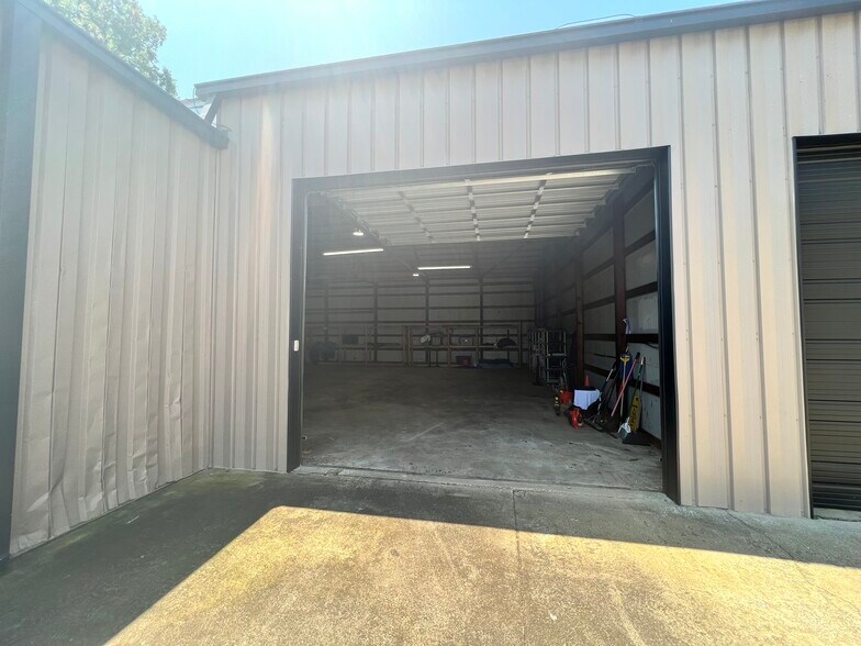 More Photos Of 1712 Brick Kiln Ln, Louisville Flex For Lease