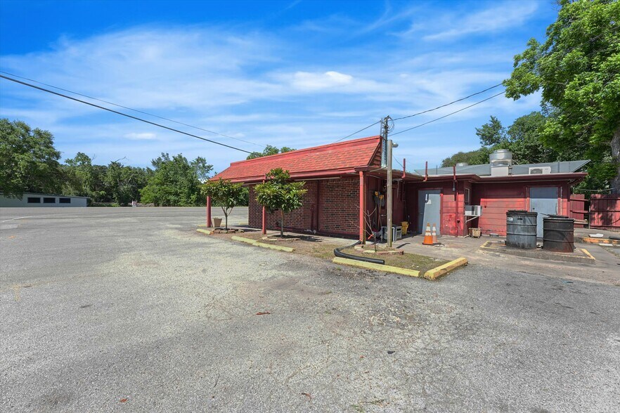 More Photos Of 9302 Highway 6, Hitchcock Restaurant For Sale