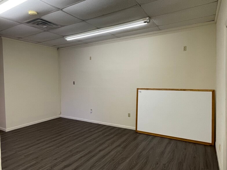 More Photos Of 204 W Coombs St, Alvin Medical For Lease