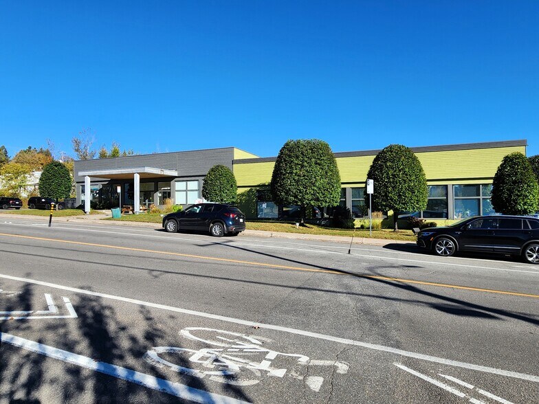 More Photos Of 16 Rue Saint-Paul O, Sainte-agathe-des-monts Healthcare For Lease