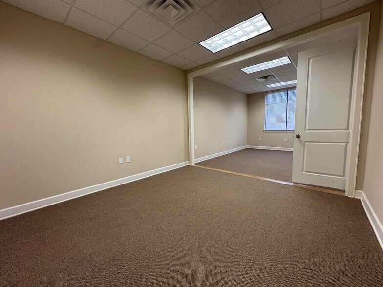 More Photos Of 12440 Emily Ct, Sugar Land Medical For Lease
