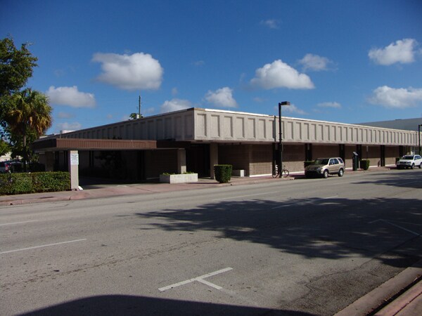 More Photos Of 2021 Tyler St, Hollywood Office For Lease