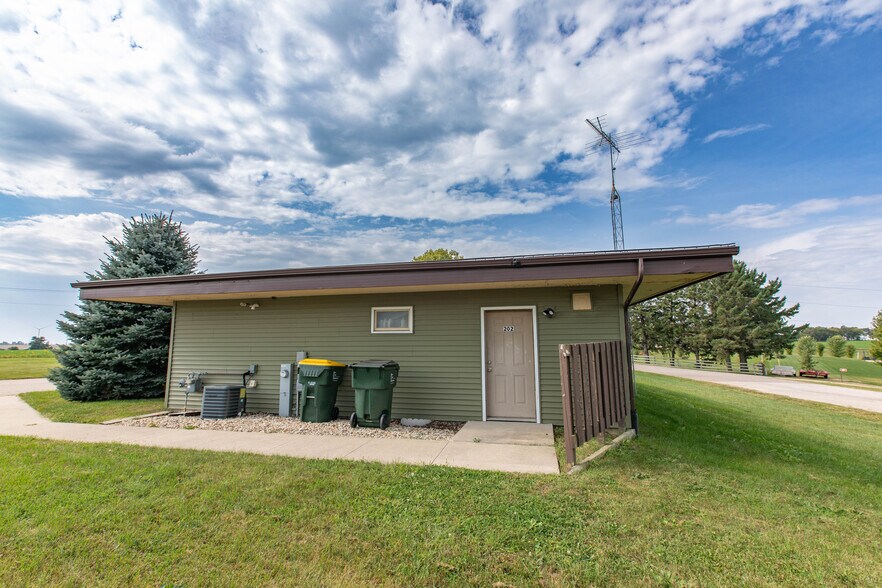 More Photos Of 308 Dale Dr, Montfort General Retail For Lease