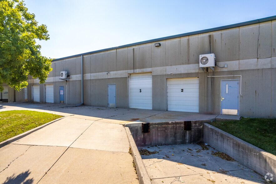 More Photos Of 2101 Dixon St, Des Moines Light Distribution For Lease