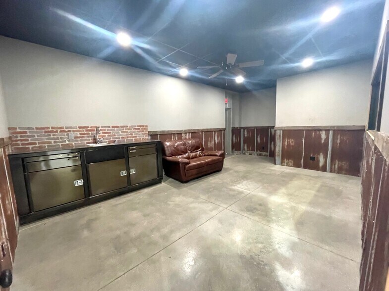More Photos Of 2608 E 32nd Street Pl, Kearney Warehouse For Lease