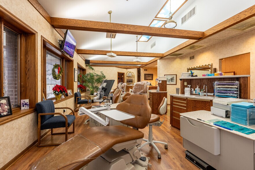 More Photos Of 915 N Milwaukee Ave, Libertyville Office For Sale
