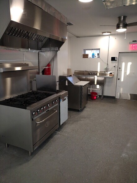 More Photos Of 7954 N Broadway, Saint Louis General Retail For Sale