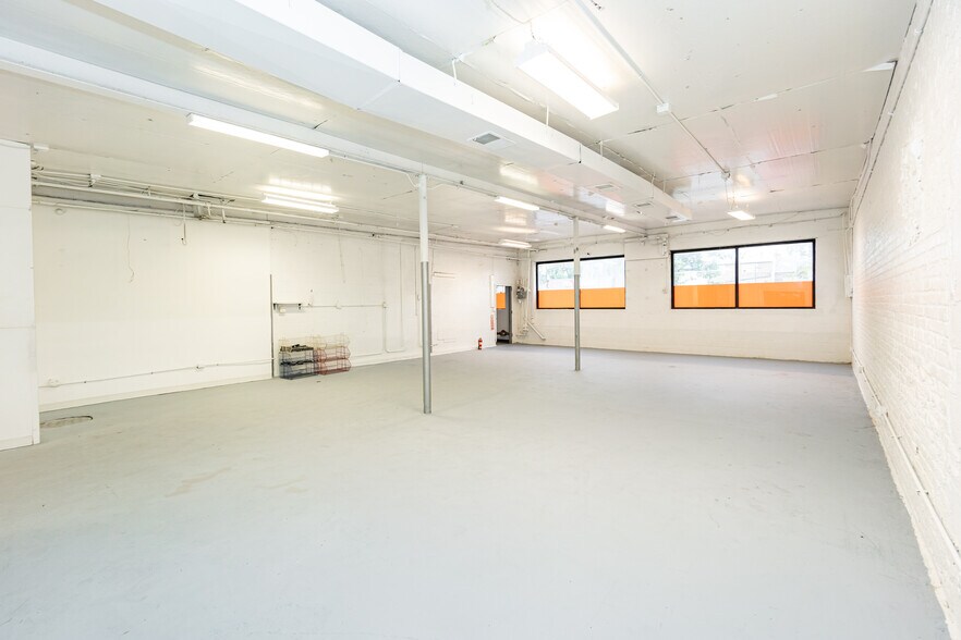 More Photos Of 4616 W Fullerton Ave, Chicago Light Manufacturing For Sale