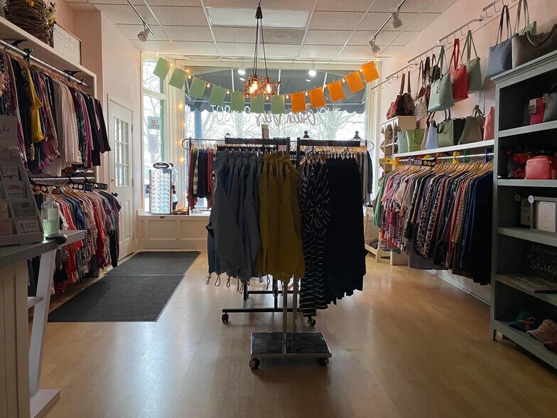 More Photos Of 101 Public Sq, Medina Storefront For Lease