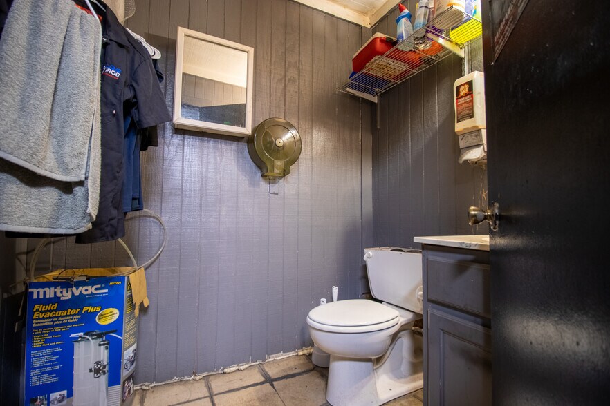 More Photos Of 539 N Frazier St, Conroe Auto Repair For Sale