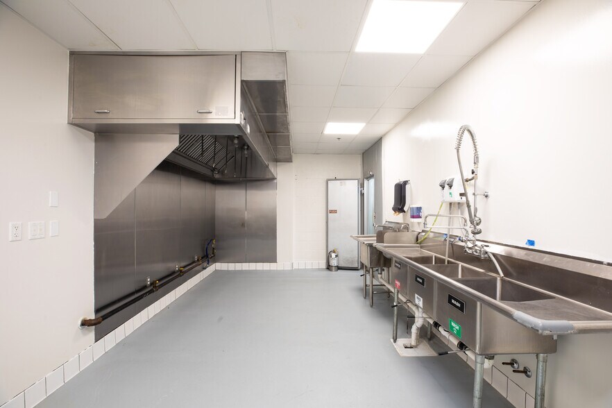 More Photos Of 1600 Campbell St, Kansas City General Retail For Lease