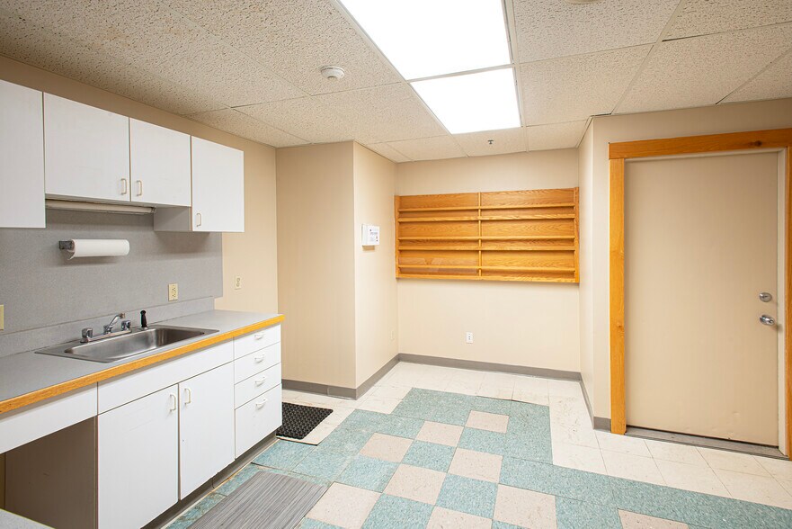 More Photos Of 320 Riverside Dr, Florence Office For Sale