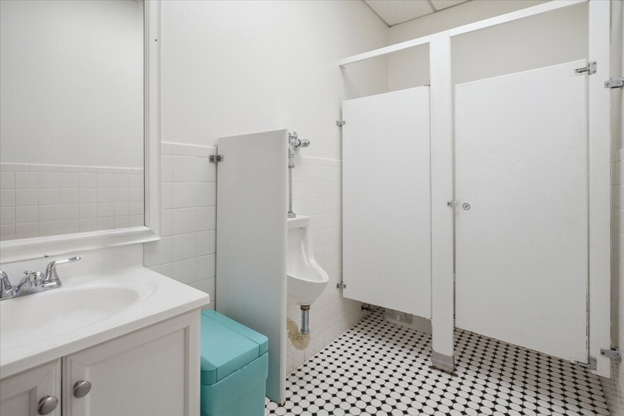 More Photos Of 1038 West Jericho Tpke, Smithtown Office For Sale