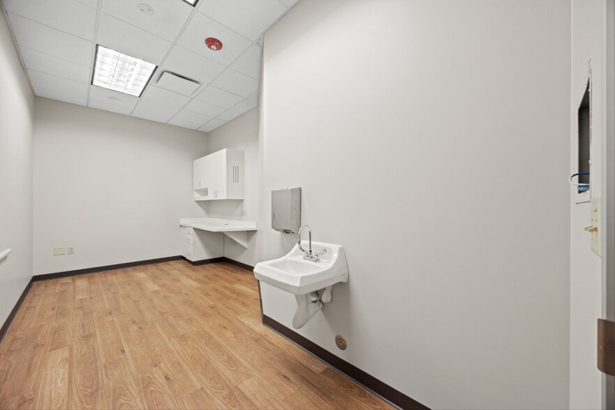 More Photos Of 105 River Oaks Dr, Southlake Medical For Sale