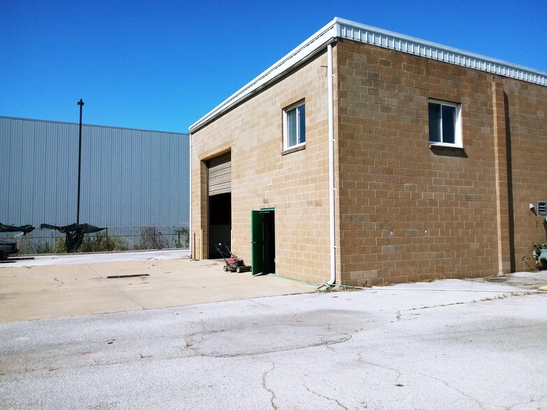 More Photos Of 8870 Frost Ave, Saint Louis Service For Lease