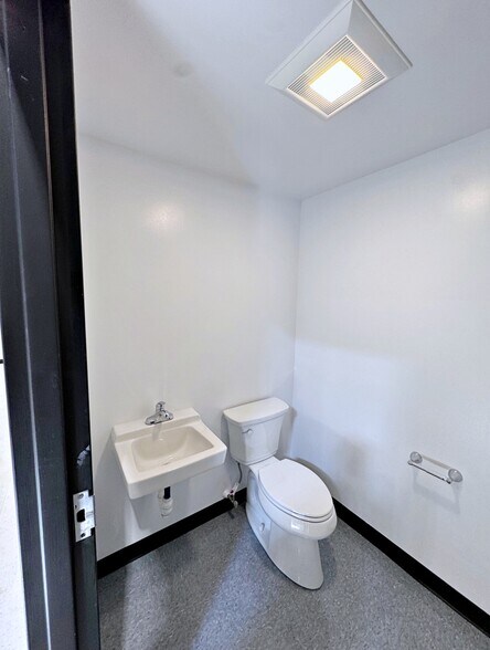 More Photos Of 34 Sullivan Rd, North Billerica Warehouse For Lease