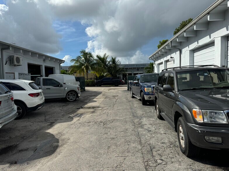 More Photos Of 5741 Dawson St, Hollywood Warehouse For Lease