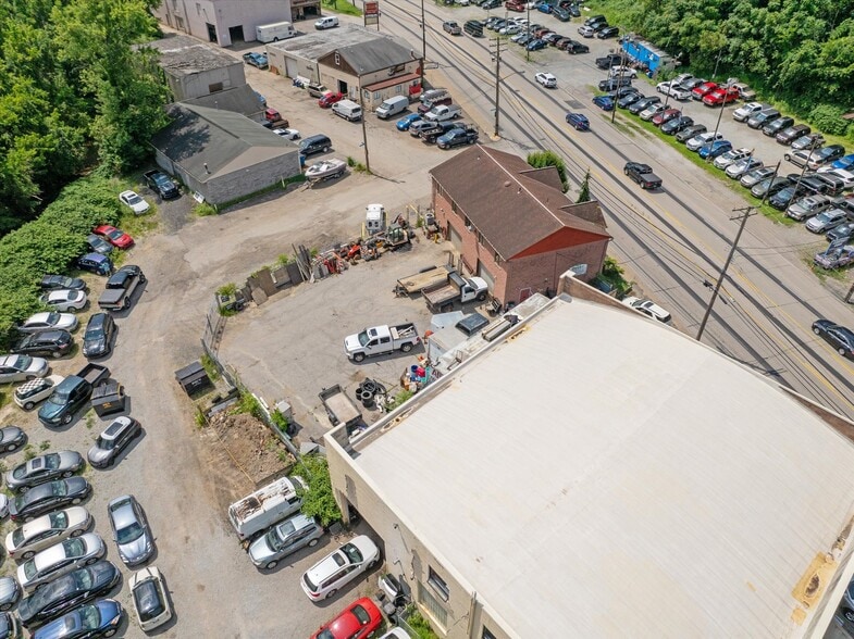 More Photos Of 1641 Saw Mill Run Blvd, Pittsburgh Flex For Sale