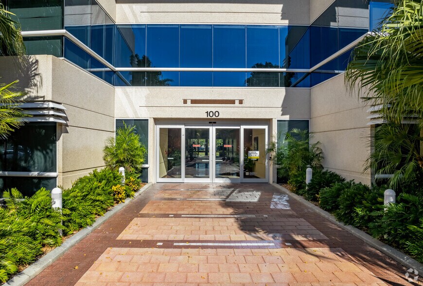 More Photos Of 100 Paramount Dr, Sarasota Office For Lease