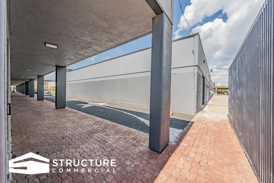 More Photos Of 2629 N Stemmons Fwy, Dallas Unknown For Lease