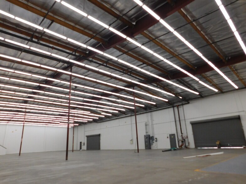 More Photos Of 365 E Jefferson Blvd, Los Angeles Warehouse For Lease