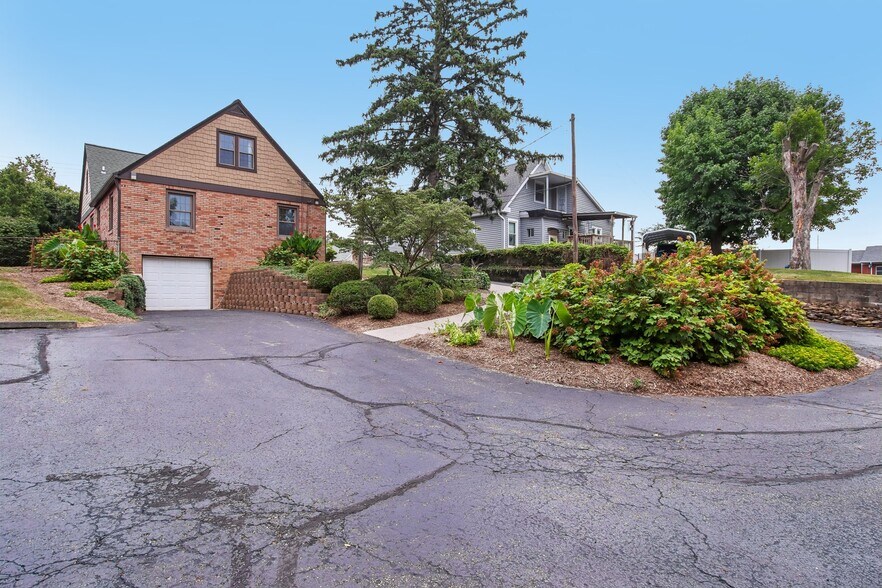 More Photos Of 399 W Main St, Greenwood Office For Sale