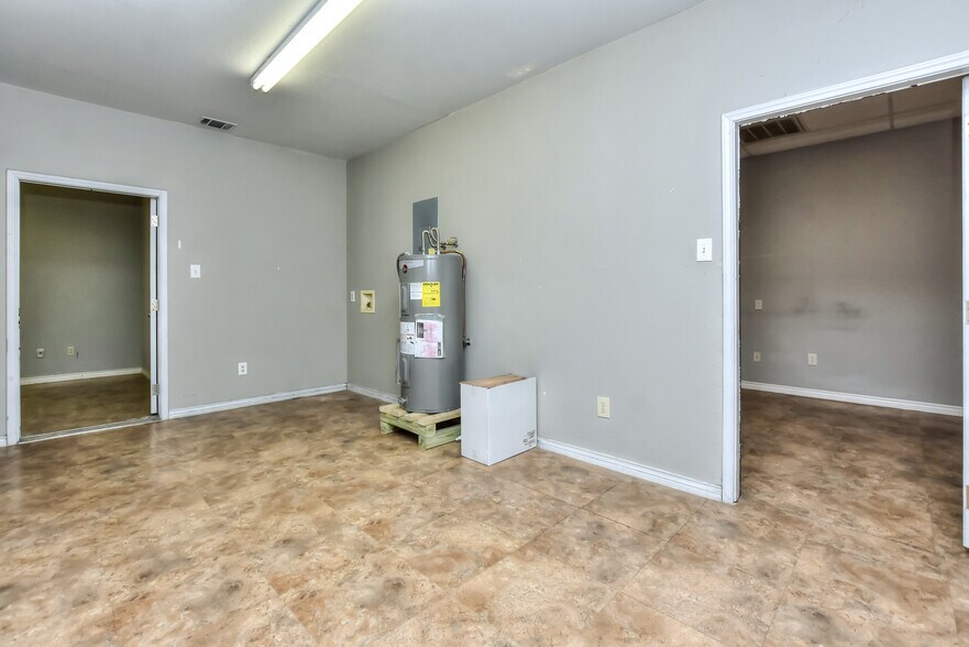 More Photos Of 4159 E University Ave, Georgetown Light Manufacturing For Sale