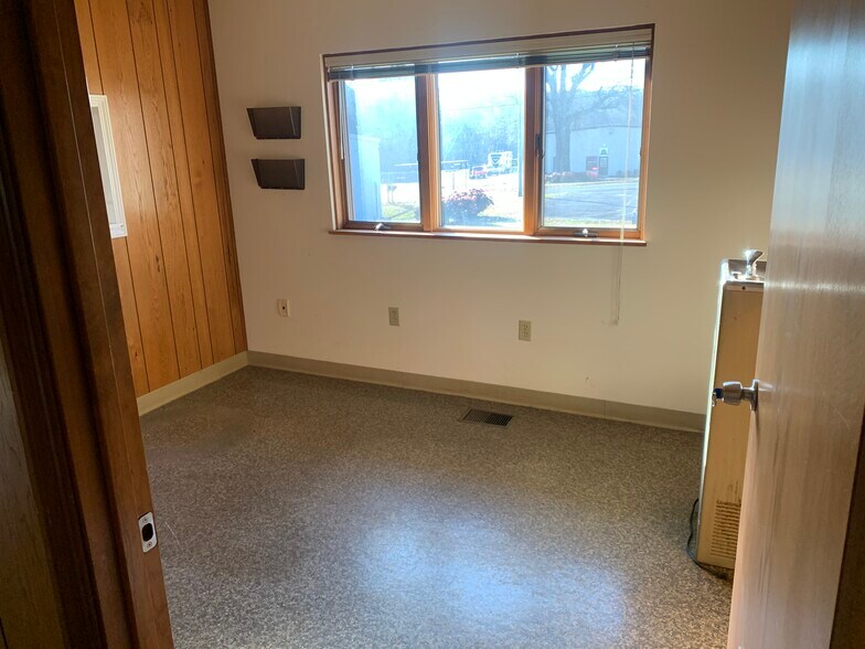 More Photos Of 1321 US Hwy 41 N, Calhoun Office For Lease