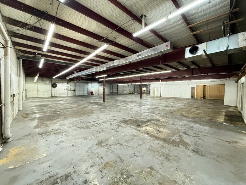 More Photos Of 11104 N Lamar Blvd, Austin Showroom For Sale